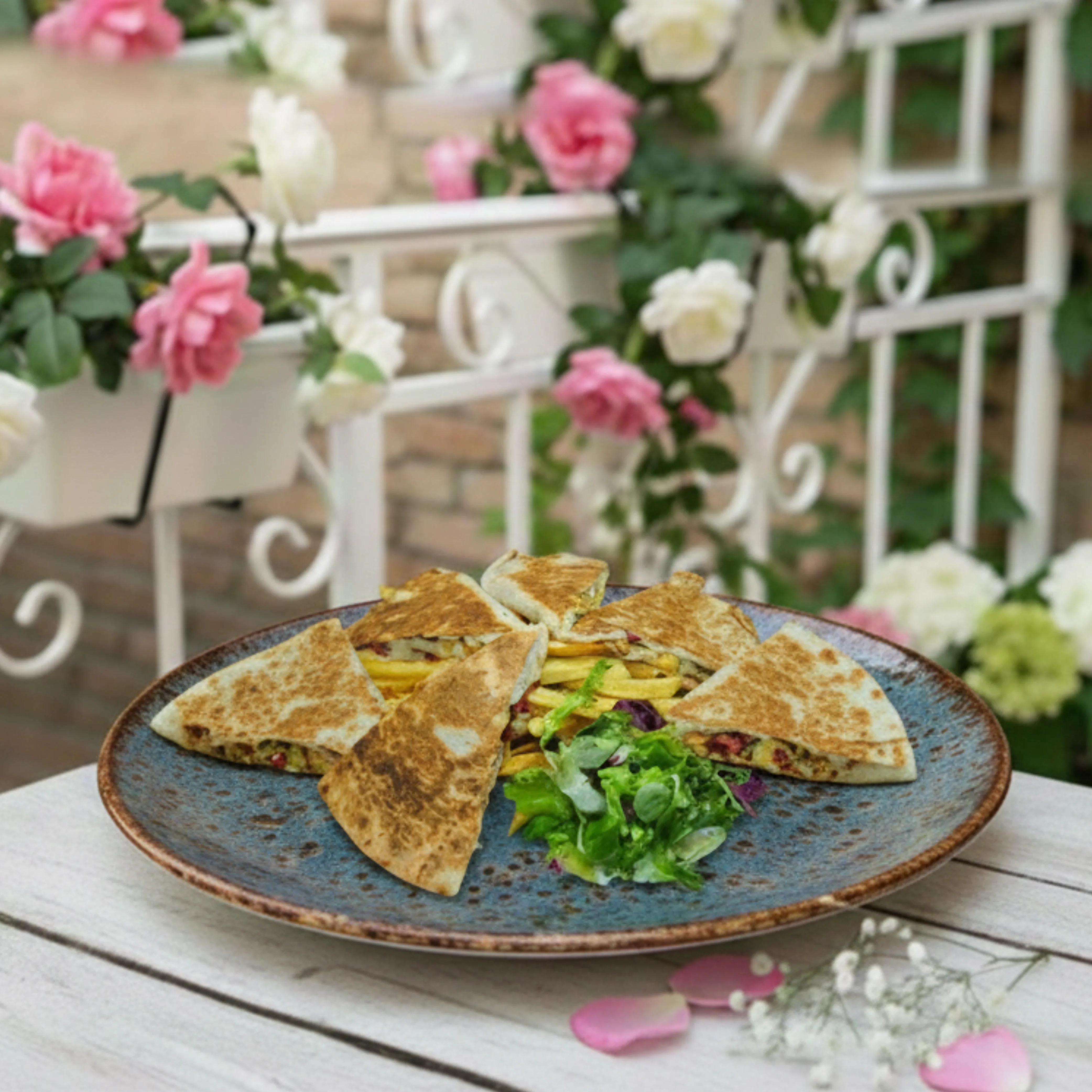 QUESADILLA DE PUI CU CARTOFI PRAJITI SI SOSUL CASEI